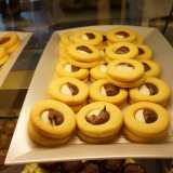 Occhi di bue - Che il loro ripieno �a vista� sia a base di marmellata di albicocche, di nutella o crema di pistacchio, questi biscotti forati al centro non possono mai mancare in una pasticceria. Sono nati in Svizzera....